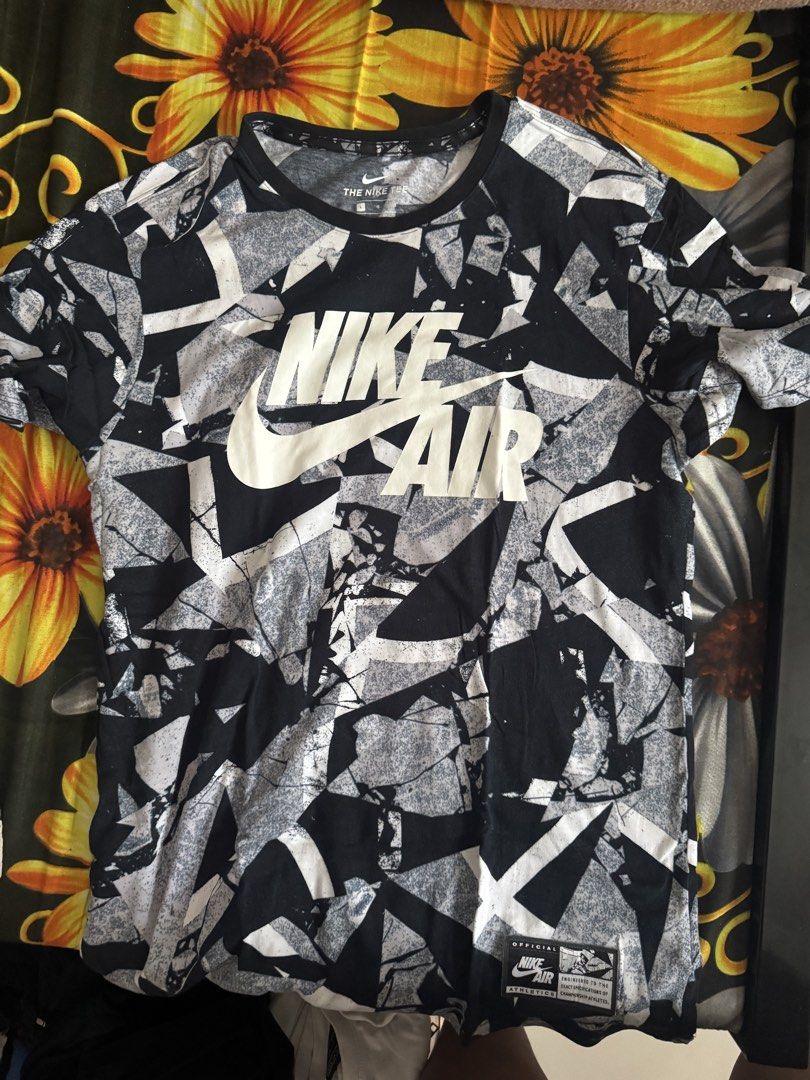 Nike t shirt geometric (Category: Tshirts & Polo Shirts ) located in Manila. Submitted by suzuyaajuzoo (Listing ID 1463294526, Image 1). Description: Condition pa po di na nagagamit. Nagbabawas na po ng damit madami na masyado Size large to XL 350 + shipping .