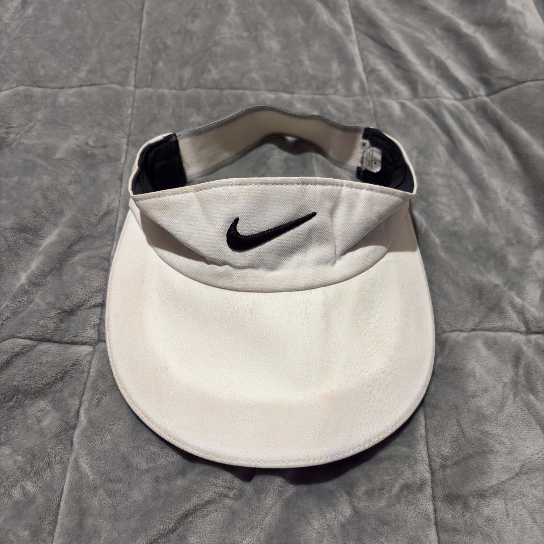Nike Visor (Category: Hats & Beanies) located in Carmen. Submitted by aquarius.00 (Listing ID 1463271019, Image 2). Description: need wash lang.