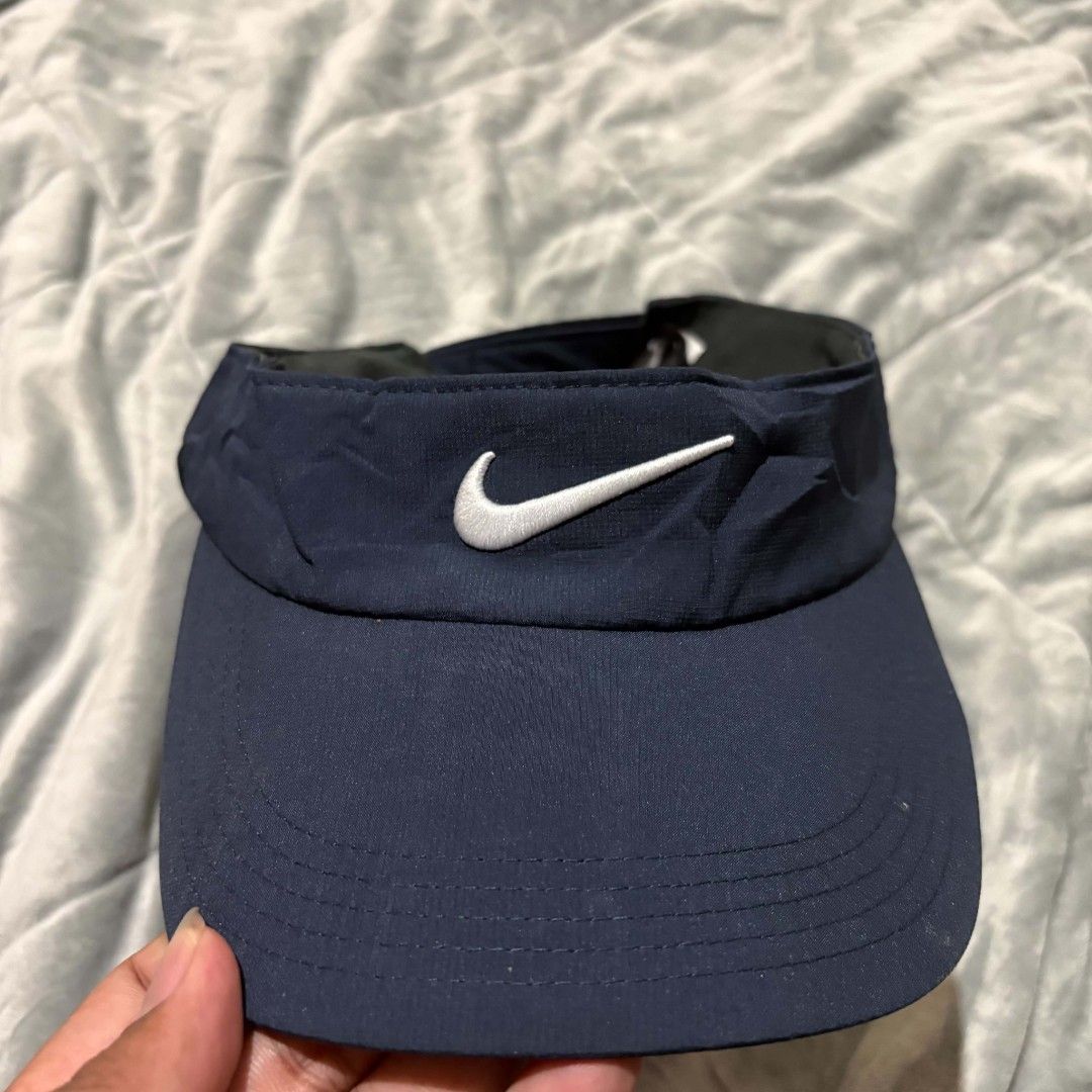 Nike visor (Category: Caps & Hats) located in Carmen. Submitted by aquarius.00 (Listing ID 1463275155, Image 2). Description: like new.