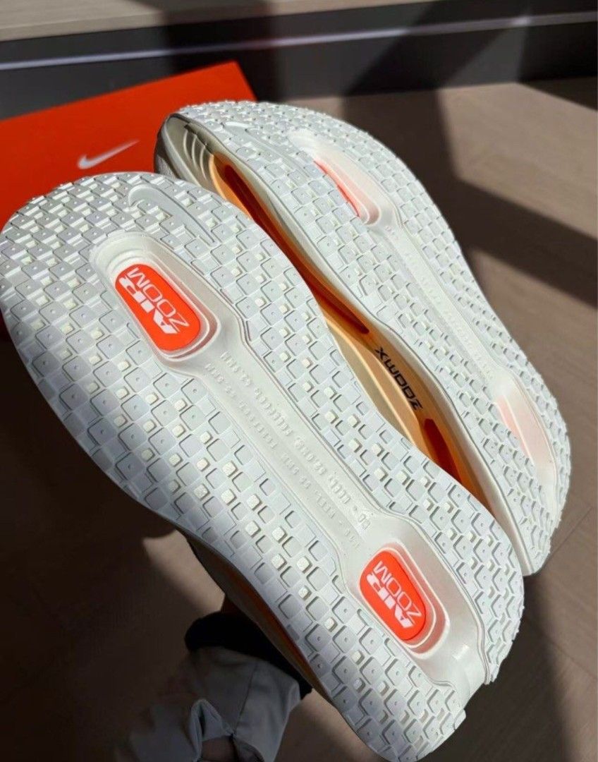 Nike Vomero Premium 新色戶外復古透氣吸震跑步鞋運動鞋 （分類：波鞋）位於 Hong Kong。 由 funsselling 提交（商品編號 1463175526，圖片 7）。簡介： 尺碼: 36-45 包裝: 鞋盒 男女同款。