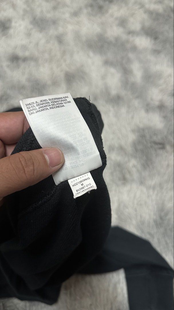 N*ke crewneck (Category: Coats, Jackets and Outerwear) located in Manila. Submitted by paulovenegaskalakal2020 (Listing ID 1463147559, Image 2). Description: For sale! Kalakal N*ke crewneck Embroidered Medium- 22 width x 26 length inches Sleeves- 24 inches Minimal stain & loose stitch Color rate- 8.9/10 Sign of usage Good MINE 1,295 +sf.