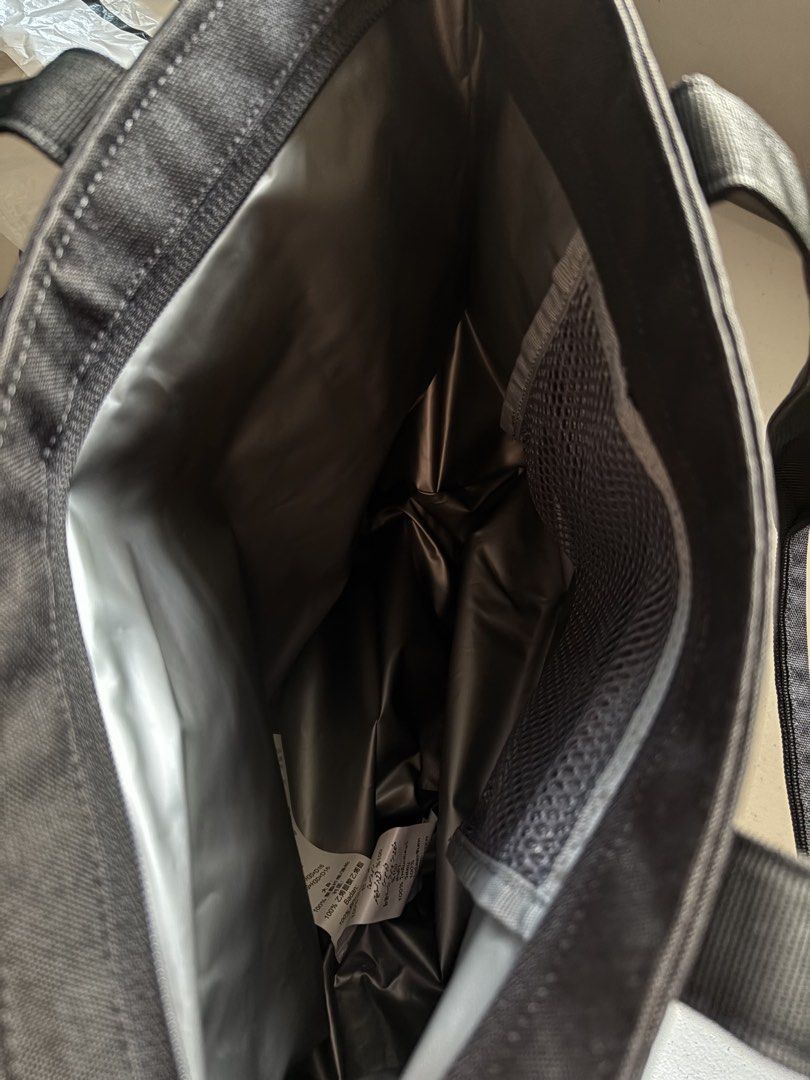 Oakley Essential Cooler Tote 10.0 (Category: Tote Bags) located in General Santos City (Dadiangas). Submitted by artsupply.co (Listing ID 1463165494, Image 3). Description: One size, actual medium Brandnew Authentic Located in General Santos City, Mindanao. Shipping fee applies for buyers outside my location. Payment first only no COP or COD. Payments are accepted via GCash or PNB bank transfer. J&T is the only courier I use because it’s convenie