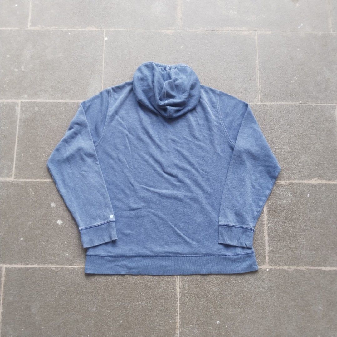 Oakley Half-Zip Hoodie Fleece Blue Jacket Pullover (Category: Coats, Jackets and Outerwear) located in Munoz. Submitted by ukay.kay.jay (Listing ID 1463183797, Image 2). Description: Brand: Oakley Condition: 8.5/10 Color Rate: 9/10 Issue: Small damage on exterior fabric (see last pic) Extra Info: Authentic, Comfortable, Aesthetic Dimes: 28(L)x23(W) in Price: 500+sf (All items are negotiable) Shipping: J&T (Preferred), LBC Payment: Gcash (Preferre