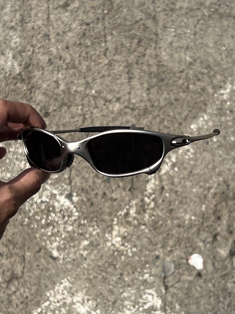 Oakley Juliet (Category: Sunglasses & Eyewear) located in Caloocan City. Submitted by barty_blur (Listing ID 1463282473, Image 2). Description: Oakley Juliet •Metal frame •Polarized lenses with Oakley zipper bag, wiper, & pouch Free deliver sa malapit 📍South Caloocan 1,500 .