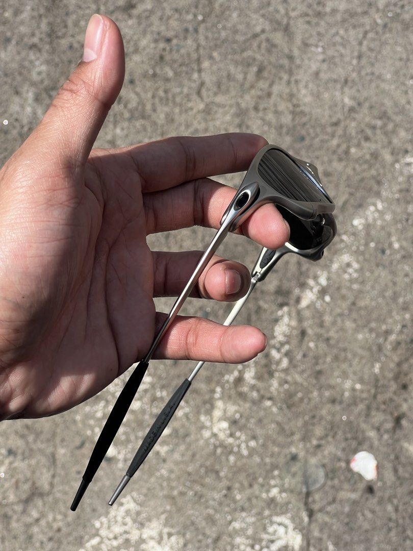 Oakley Juliet (Category: Sunglasses & Eyewear) located in Caloocan City. Submitted by barty_blur (Listing ID 1463282473, Image 3). Description: Oakley Juliet •Metal frame •Polarized lenses with Oakley zipper bag, wiper, & pouch Free deliver sa malapit 📍South Caloocan 1,500 .
