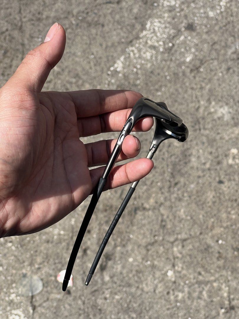 Oakley Mag Four (Category: Sunglasses & Eyewear) located in Caloocan City. Submitted by barty_blur (Listing ID 1463281980, Image 3). Description: Oakley Mag Four •Metal frame •Polarized lenses with Oakley zipper bag, wiper, & pouch Free deliver sa malapit 📍South Caloocan 1,750.