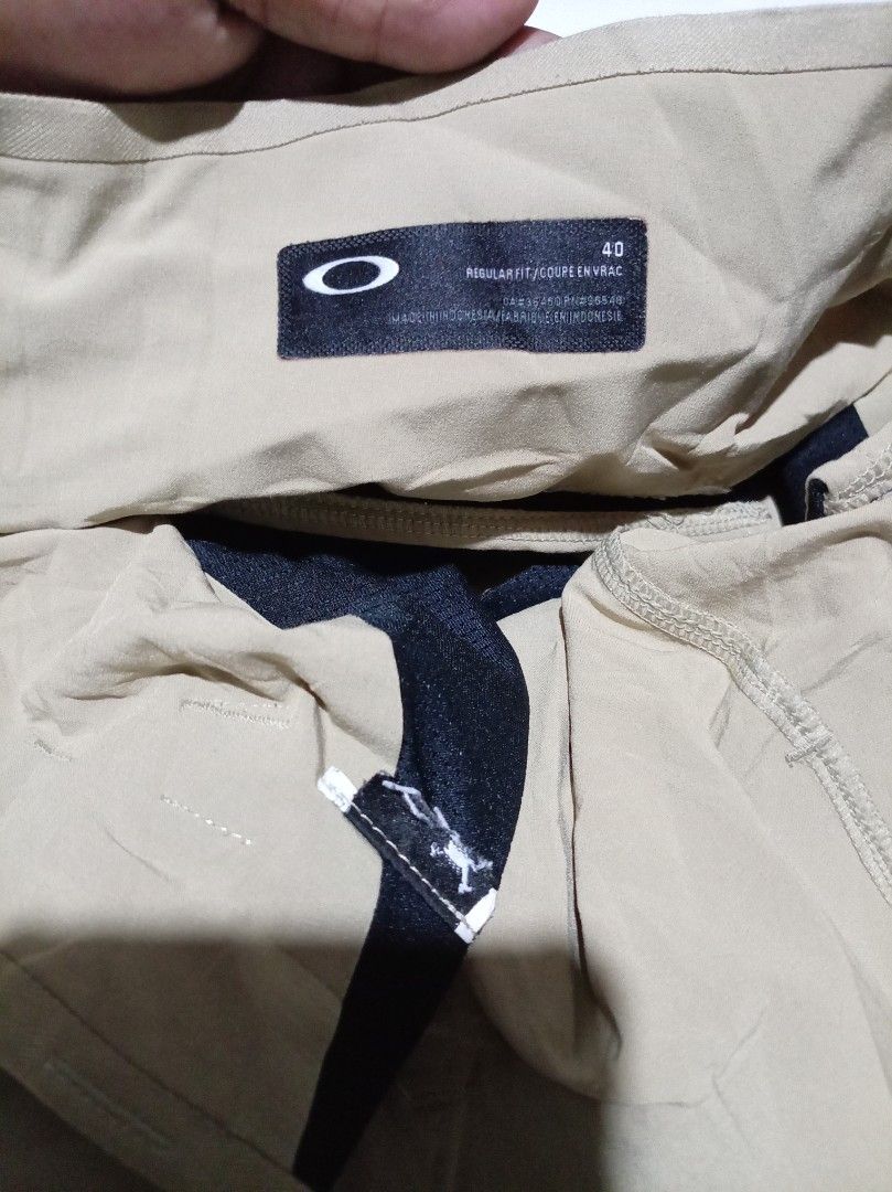 Oakley Regular Fit Shorts Size 40 Khaki (Category: Shorts) located in Naga. Submitted by catimbange25697 (Listing ID 1463225659, Image 3). Description: - Oakley Khaki Shorts - Size: 40 - Fit: Regular - Origin: Made in Indonesia - Versatile: Great for casual wear or sports - Design: Features iconic Oakley logo on the side - Closure: Secure button and zip fly W40-42 L23 inches.