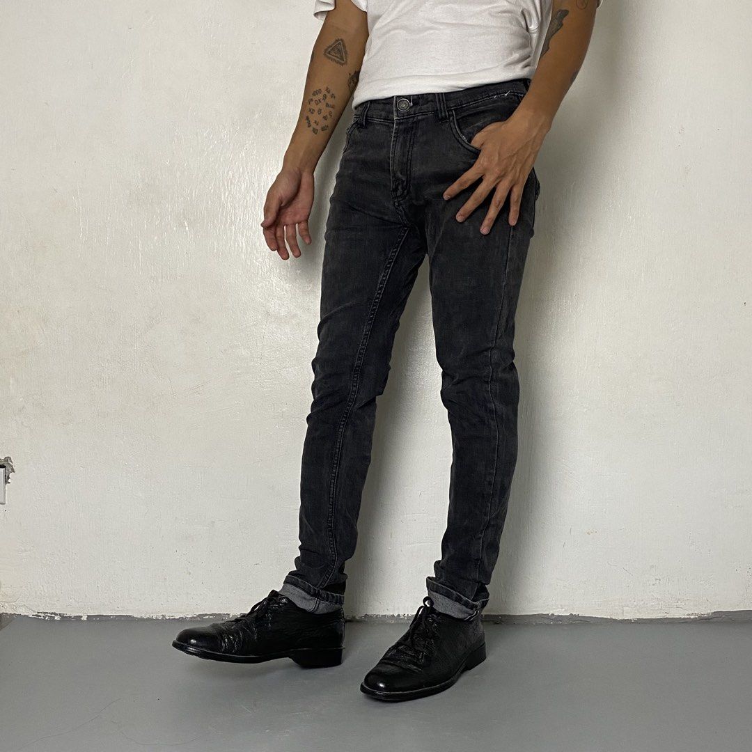 OFF Levi's 👖| Dark Washed Skinny Denim Jeans (Category: Jeans) located in Bulacan. Submitted by orc.ph (Listing ID 1463232421, Image 3). Description: OFF Levi's 👖| Dark Washed Slim Fit Jeans Material Used: 100% Cotton -Japan -Slim-Fit -Mid Rise -Zip-Fly And Button closure -Multi Pockets -Wide Belt Hoops -Casual Wear -Back Leather Logo Patch -Size: S -Waistline: “30 -Length: “38 -Thighs: “9 -Leg Opening: “6 -Rise: “9.5 Model: ‘’5’5, 65kg, Waistl