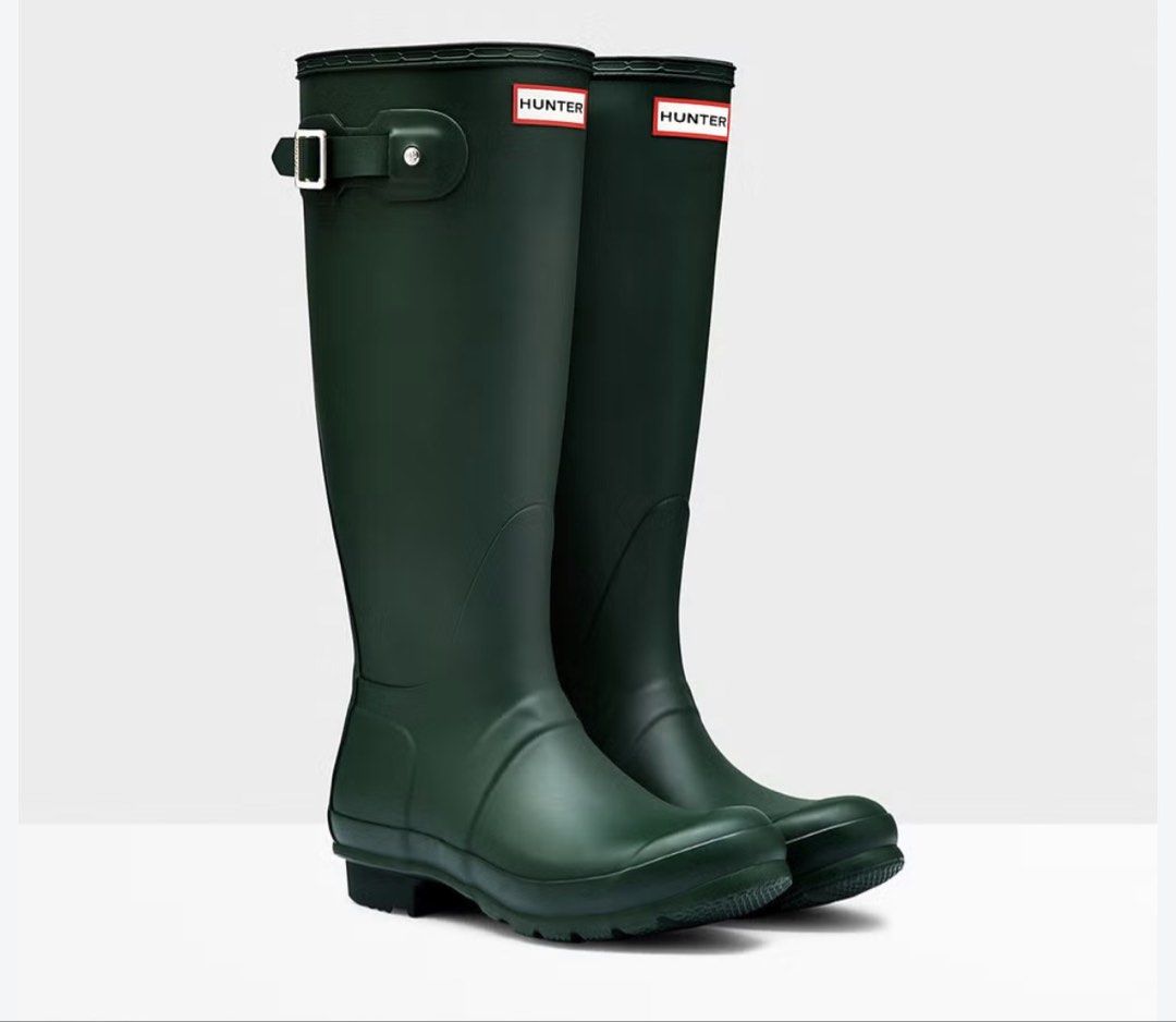 OG tall wellington Hunter Boots (Category: Boots) located in Nueva Valencia. Submitted by chinathrift__ (Listing ID 1463235402, Image 1). Description: Bought in Canada no box included Shoe size is 24.5-25 cm Length of the boots is 40.5 cm ** price negotiable.