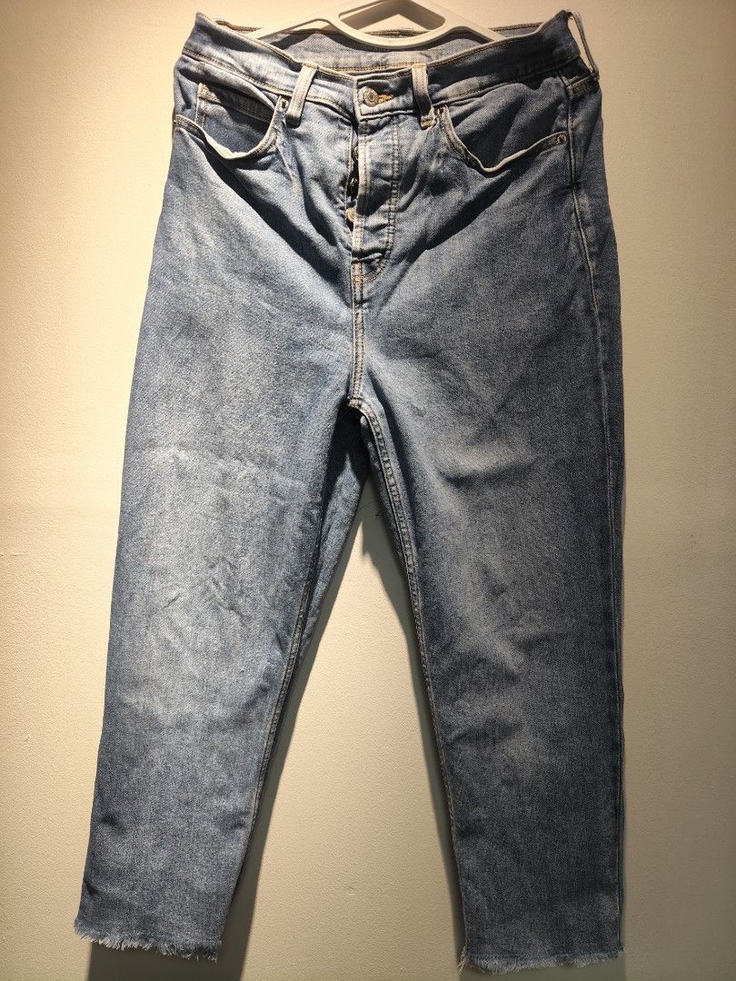 Old Navy Straight Leg Jeans (Category: Jeans) located in Pasig City. Submitted by furmom06 (Listing ID 1463138614, Image 1). Description: Fits 30-31 waist High Rise Button fly Raw Hemline Sits in ankle Light blue wash.