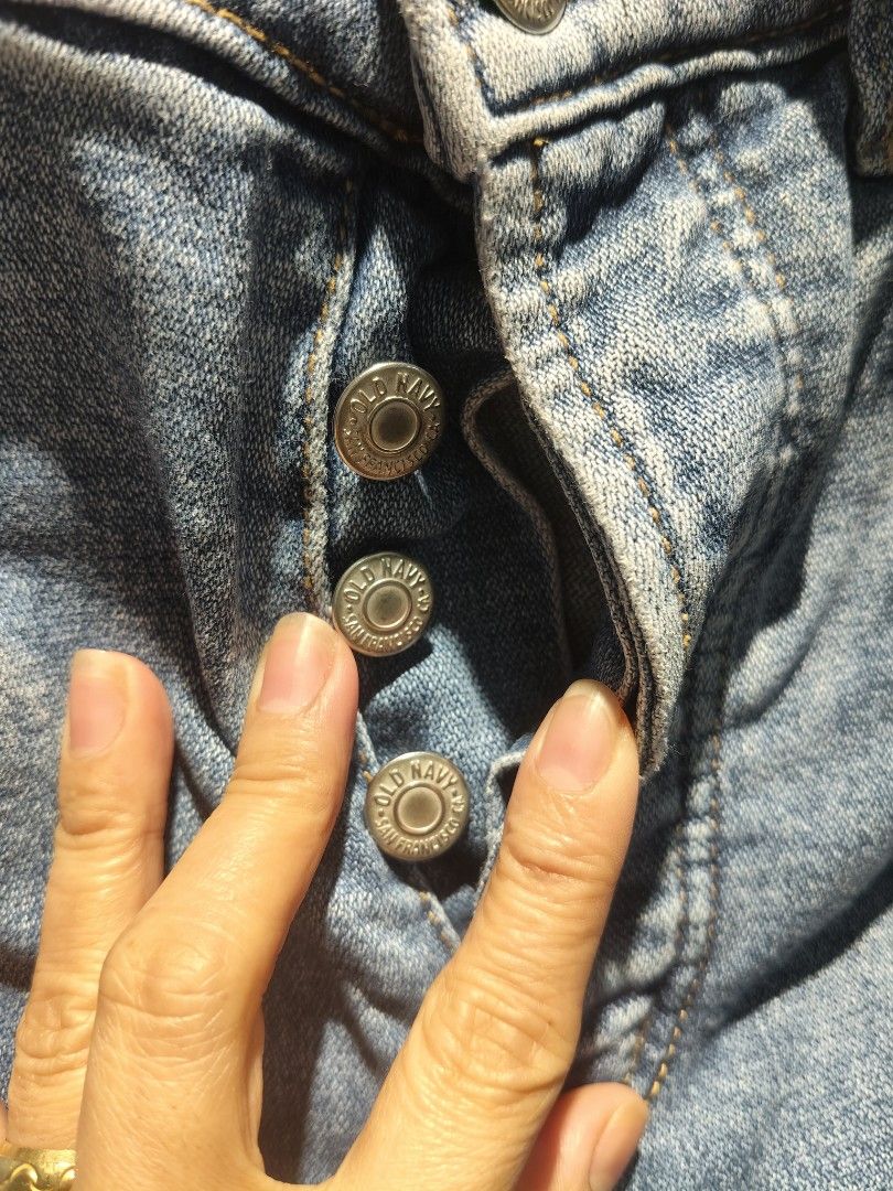 Old Navy Straight Leg Jeans (Category: Jeans) located in Pasig City. Submitted by furmom06 (Listing ID 1463138614, Image 3). Description: Fits 30-31 waist High Rise Button fly Raw Hemline Sits in ankle Light blue wash.