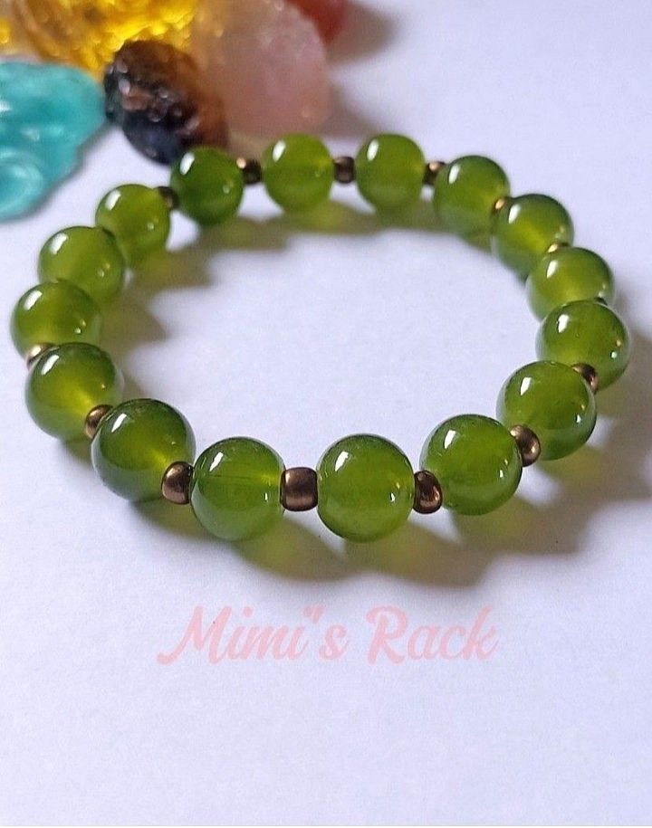 OLIVE GREEN CHALCEDONY BRACELET (Category: Bracelets) located in Taguig. Submitted by mimisrack (Listing ID 1463299377, Image 3). Description: 💚Earthy elegance with calming, prosperity-inspired energy -Olive Green Chalcedony promotes harmony, balance, and gentle clarity -Earth-toned green symbolizes growth, stability, and steady progress -Encourages calm communication and wise decision-making -Supports heart-centered confidence and emotional bal