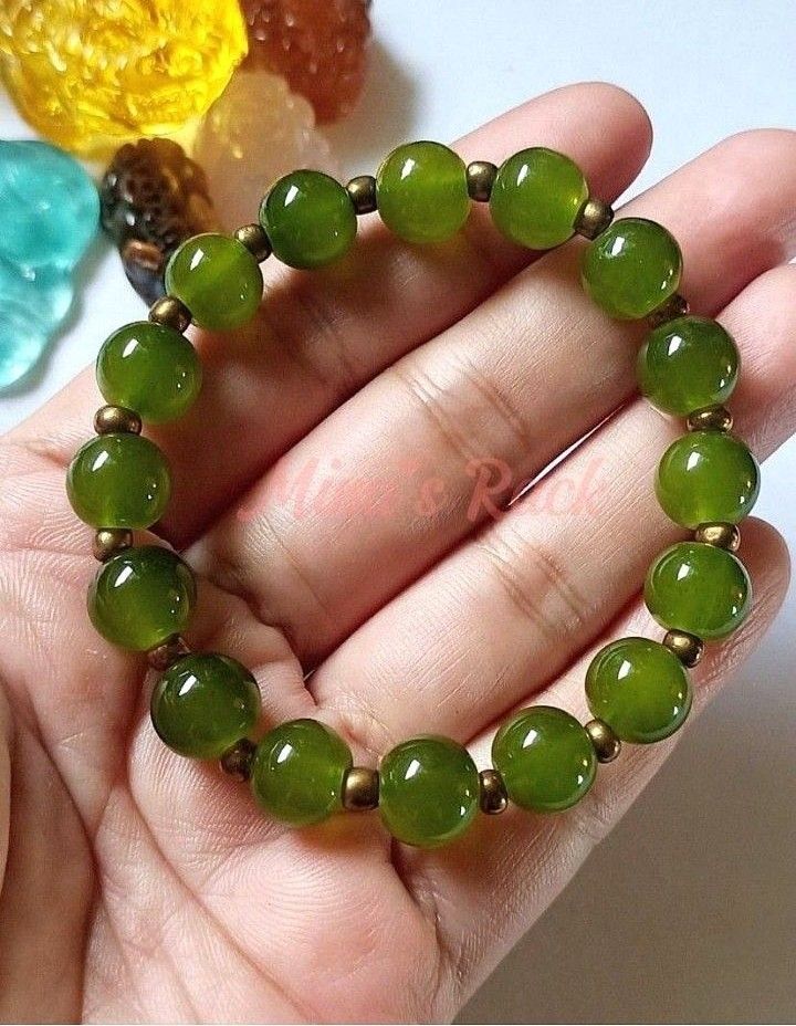 OLIVE GREEN CHALCEDONY BRACELET (Category: Bracelets) located in Taguig. Submitted by mimisrack (Listing ID 1463299377, Image 2). Description: 💚Earthy elegance with calming, prosperity-inspired energy -Olive Green Chalcedony promotes harmony, balance, and gentle clarity -Earth-toned green symbolizes growth, stability, and steady progress -Encourages calm communication and wise decision-making -Supports heart-centered confidence and emotional bal