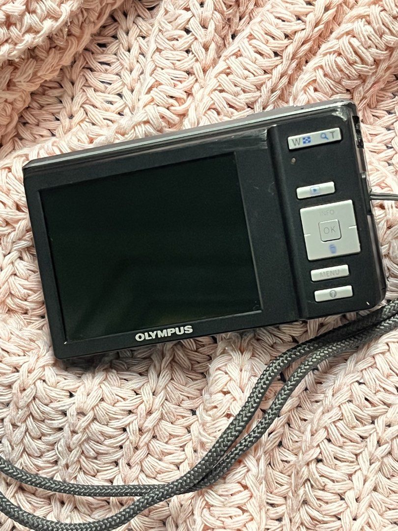 olympus x-940 (Category: Cameras) located in Quezon City. Submitted by wancha23 (Listing ID 1463286069, Image 2). Description: OLYMPUS X-940 •14 megapixels •4x WIDE Optical zoom ✅crisp output ✅zoom in/out ✅all buttons working ✅flash working ✅red light working Body condition: 8.5/10 (minimal signs of usage) INCLUSIONS✨ •original battery •with sd card •with charger •wrist strap ISSUES❌ •NO FUNCTIONAL ISSUES STRICTLY PAYMENT FIRST NO REFUND NO RETUR