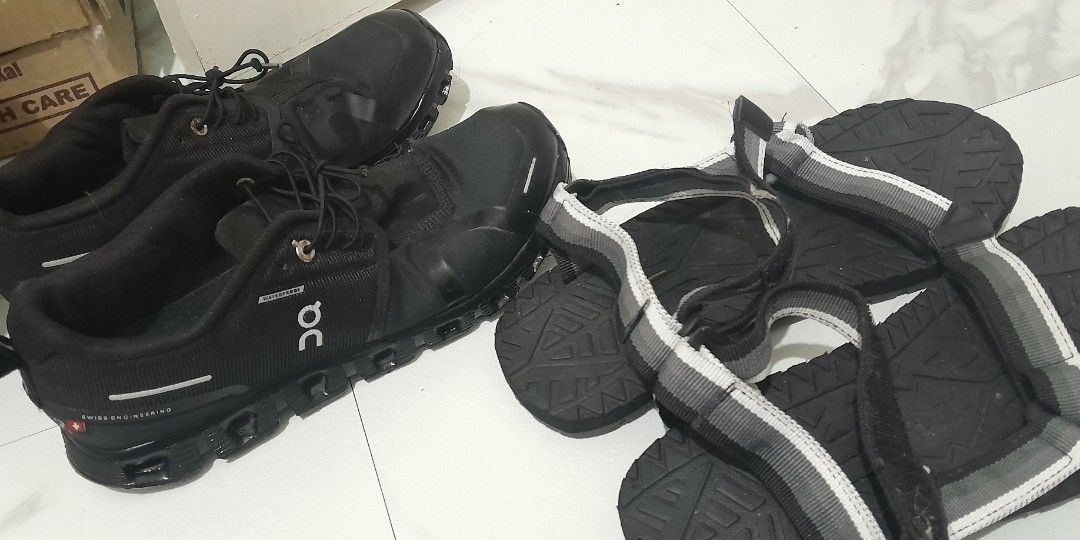 On cloud black 7.5 us men plus sandals (Category: Sneakers) located in Manila. Submitted by dreamweaver25 (Listing ID 1463157727, Image 1). Description: barely used on cloud black 7.5 us men free fubu hiking sandals.