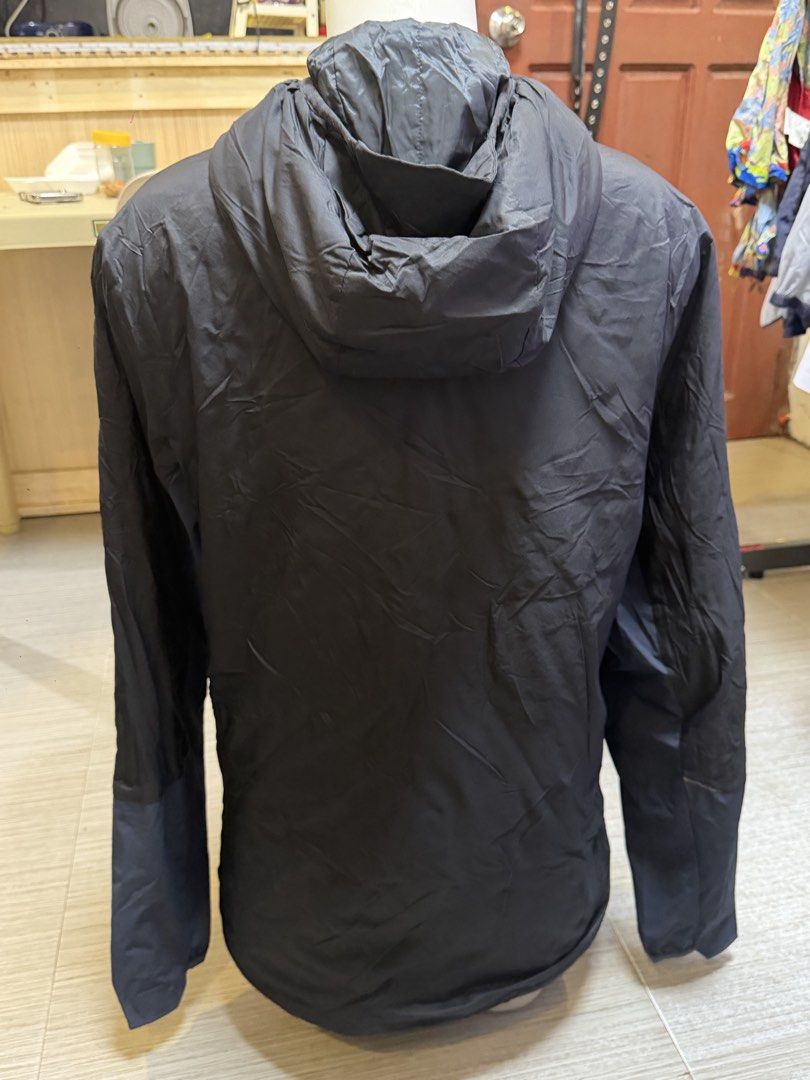 On cloud wind beaker (Category: Luxury Apparel) located in Quezon City. Submitted by 3jsprelovedshop (Listing ID 1463157129, Image 3). Description: .