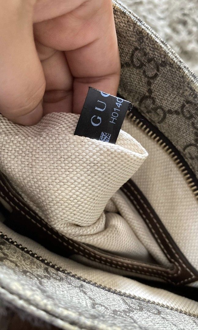 Orig Gucci sling (Category: Luxury Bags & Wallets) located in Tagum. Submitted by janmarion049706 (Listing ID 1463325329, Image 3). Description: good condition with sign of use Japan item small o med size.