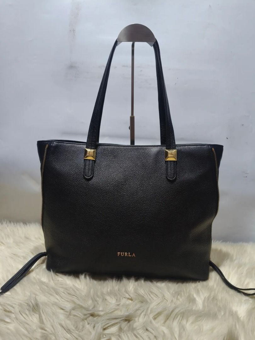 Original FURLA (Category: Shoulder Bags) located in Cabuyao City. Submitted by your____lux____shop (Listing ID 1463307643, Image 1). Description: Sale❗️Sale❗️Sale❗️ Original FURLA Preloved Large Pure genuine leather 📌First to pay!.