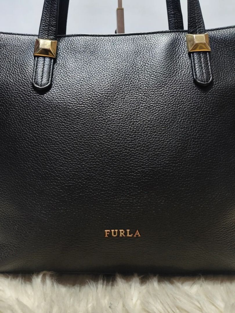 Original FURLA (Category: Shoulder Bags) located in Cabuyao City. Submitted by your____lux____shop (Listing ID 1463307643, Image 2). Description: Sale❗️Sale❗️Sale❗️ Original FURLA Preloved Large Pure genuine leather 📌First to pay!.
