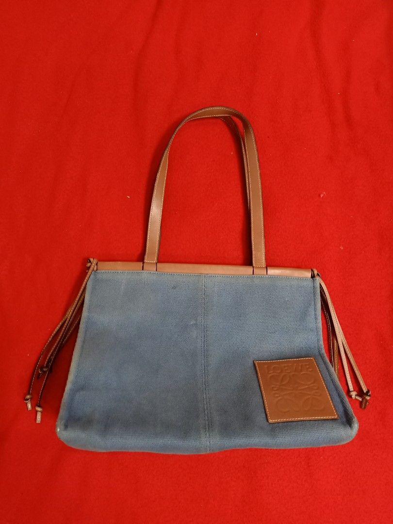 Original loewe shoulder tote bag (Category: Shoulder Bags) located in Binmaley. Submitted by fashionluxury058 (Listing ID 1463269563, Image 1). Description: original loewe shoulder tote bag size: medium to large leather and canvas material sign of usage.