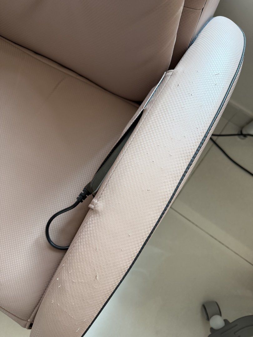 OSIM uDiva 小天后 按摩椅 梳化 粉紅色 （分類：按摩紓緩用品）位於 Hong Kong。 由 glstuff 提交（商品編號 1463196093，圖片 2）。簡介： 深井取😊 OSIM uDiva 按摩椅，粉紅色。有遙控器，可以調較唔同模式，例如伸展、睡眠、腰部等等。椅身有啲花痕同甩皮，但係唔影響使用。啱晒想放鬆吓嘅朋友。。