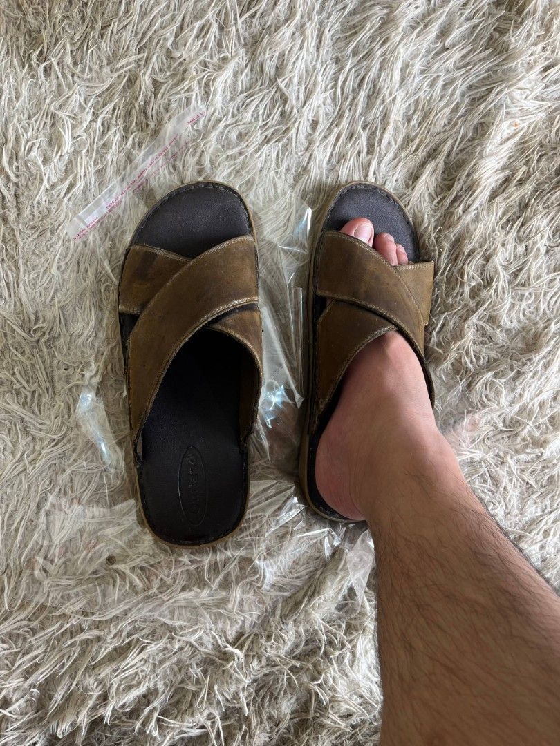 Outland Leather Slipper (Category: Slippers & Slides) located in Baguio. Submitted by labelleferroniere (Listing ID 1463161284, Image 1). Description: No Flaws Size 10 Decluttering.