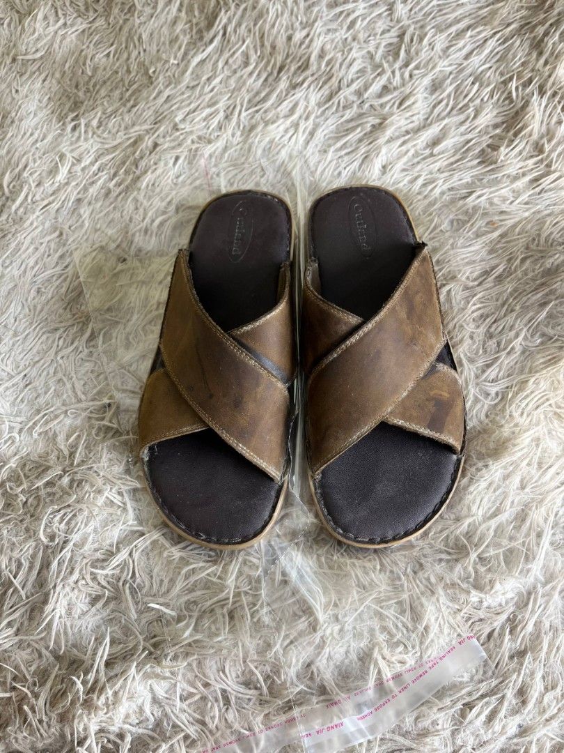 Outland Leather Slipper (Category: Slippers & Slides) located in Baguio. Submitted by labelleferroniere (Listing ID 1463161284, Image 2). Description: No Flaws Size 10 Decluttering.