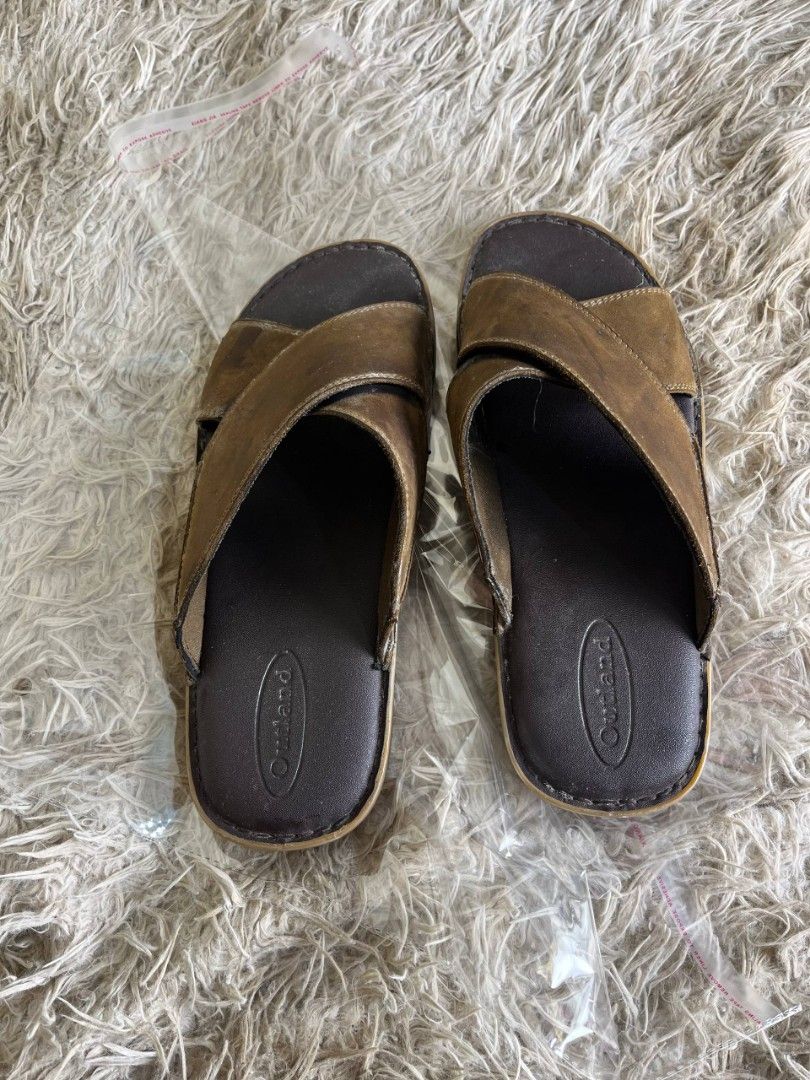 Outland Leather Slipper (Category: Slippers & Slides) located in Baguio. Submitted by labelleferroniere (Listing ID 1463161284, Image 3). Description: No Flaws Size 10 Decluttering.