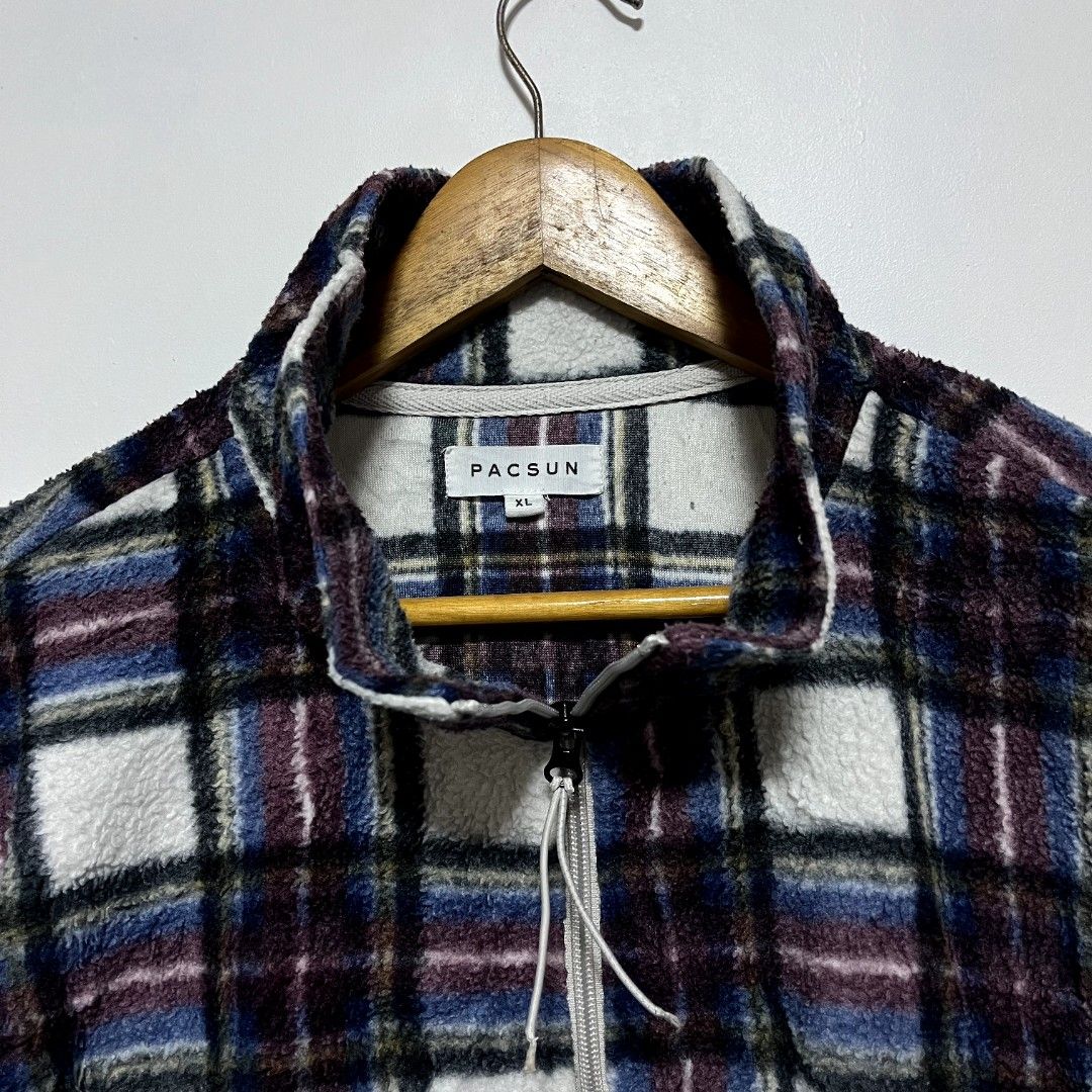 Pacsun plaid quarterzip pullover (Category: Coats, Jackets and Outerwear) located in Pavia. Submitted by timeless.rags.5001 (Listing ID 1463276724, Image 2). Description: Pacsun plaid quarter zip pull over Authentic Verygood condition Width 25 Length 31 380.