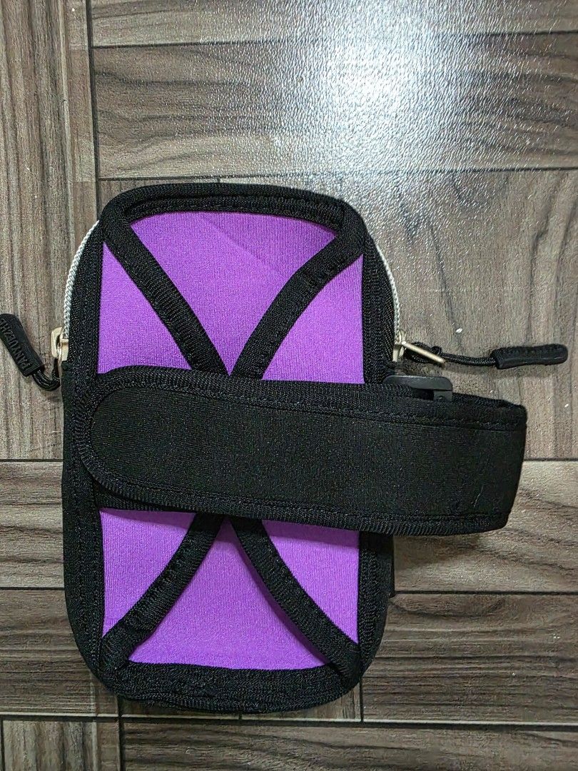 Panyuezhe Running Armband Pouch (Category: Other Sports Equipment and Supplies) located in Quezon City. Submitted by thriftstershop (Listing ID 1463122540, Image 2). Description: Condition: Excellent Meet up: Trinoma or LRT 2 Cubao Shipping Weekdays - LBC Weekends - J&T.