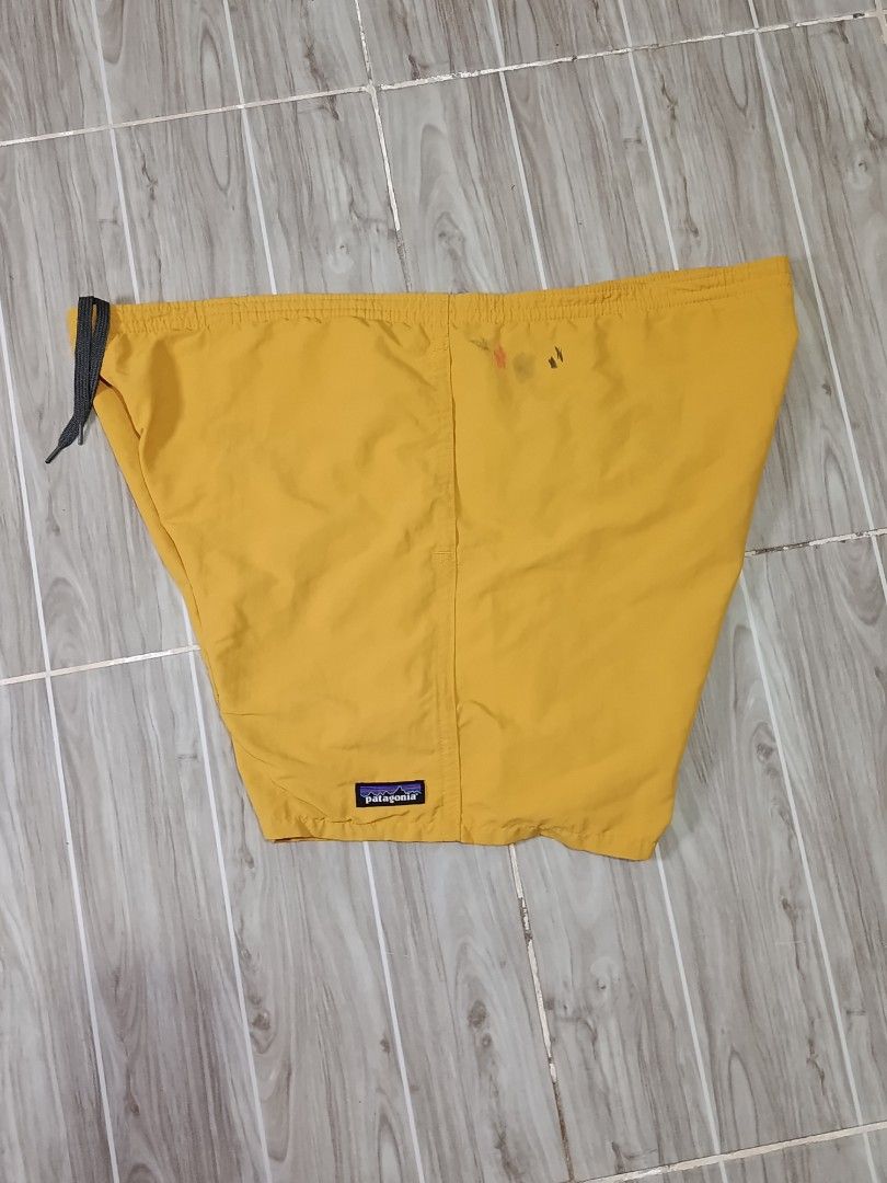 PATAGONIA WALK SHORT (freeshipping) (Category: Shorts) located in Quezon City. Submitted by gyl-stop (Listing ID 1463276462, Image 2). Description: free shipping above the knee 38-42 x 16 good condi cr: 9.5/10 issue: garter not working pero may lace, stain sa back part.