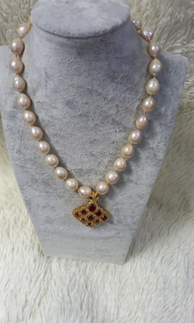 Peach Baroque with big pendant precious stone (Category: Necklaces) located in Malabon City. Submitted by aishahgirlshop (Listing ID 1463280794, Image 1). Description: 💯 Authentic fresh water pearl Baroque peach tone big size precious stone vermiel setting non tarnish garnet and blue sapphire each necklace cost 10k with Authenticity card and box Gcash payment only best deal for 8500 only.