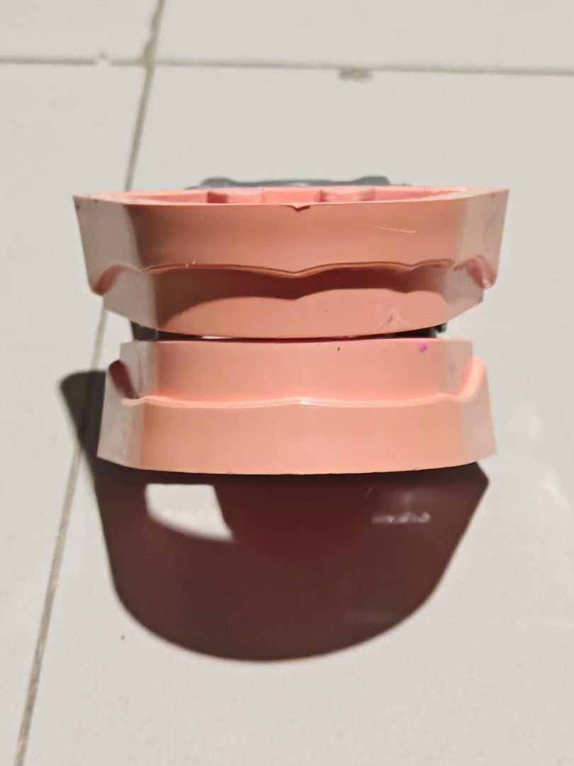 Phantom Jaw Plastic (Category: Stationery & School Supplies) located in Pasay City. Submitted by leilei7 (Listing ID 1463266389, Image 2). Description: Once used. Phantom Plastic Jaw.