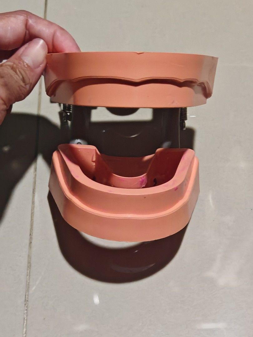 Phantom Jaw Plastic (Category: Stationery & School Supplies) located in Pasay City. Submitted by leilei7 (Listing ID 1463266389, Image 1). Description: Once used. Phantom Plastic Jaw.