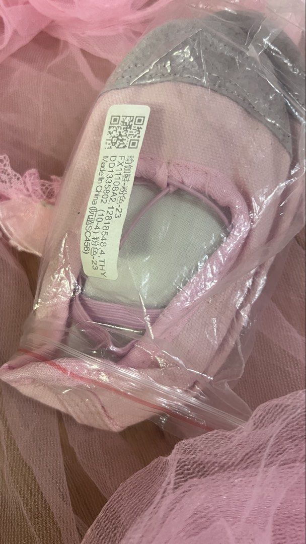 Pink Ballet Tutu Set (Category: Babies & Kids Fashion) located in Las Pinas. Submitted by silver_mamadeclutters (Listing ID 1463322866, Image 2). Description: - Cute pink ballet set for little ones. - Includes long-sleeved leotard (size 6) - Fluffy tutu adorned with flowers. - Ballet shoes (size 23).