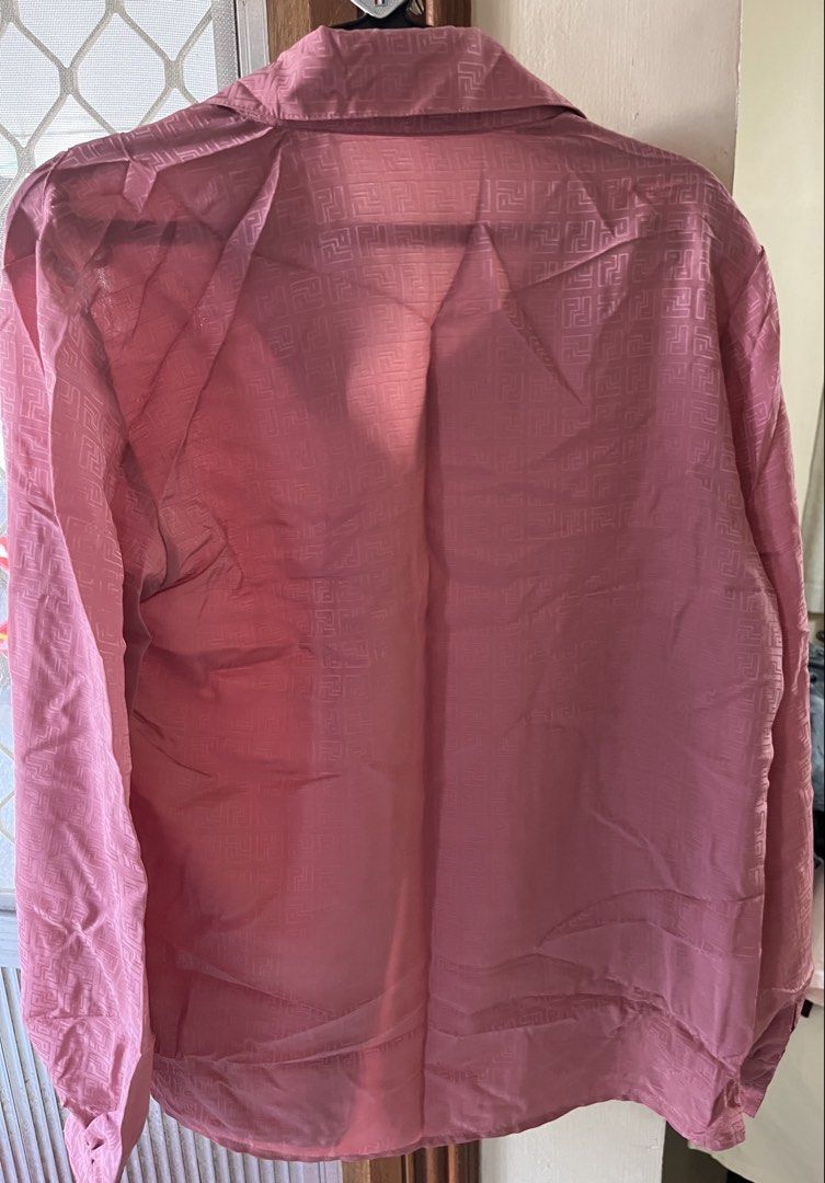 Pink top (Category: Longsleeves) located in Bacoor. Submitted by ayit. (Listing ID 1463183145, Image 2). Description: Med-large fit japan personal- Pink long-sleeved top - Size: Medium (US 6 / UK 10 / EU 38) - Features a subtle embossed geometric pattern - Material: Likely a polyester blend, giving it a slight sheen - Brand: Miss Hattelli.