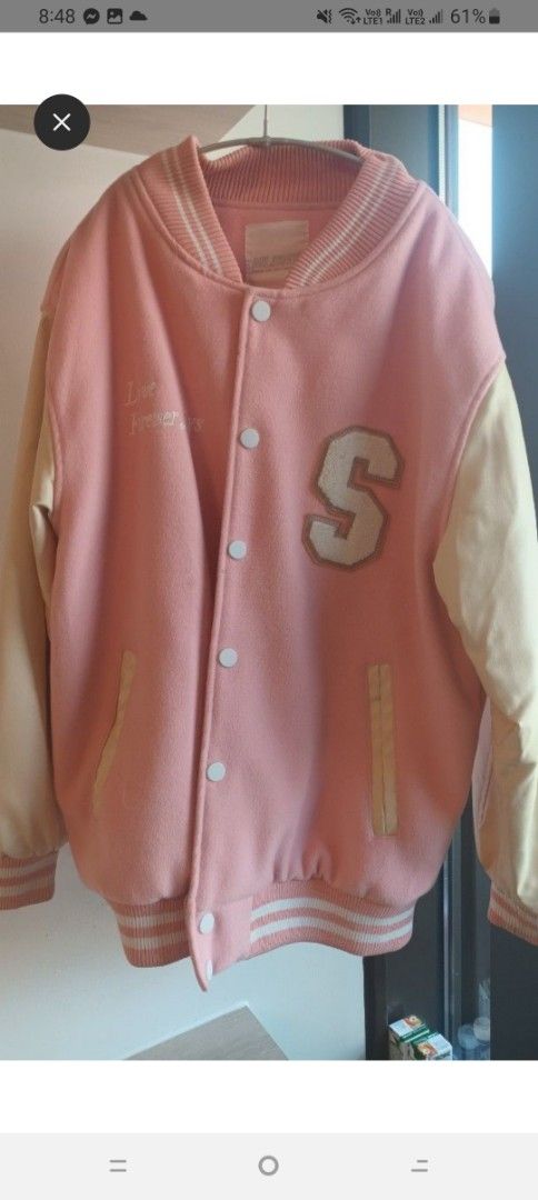 Pink Varsity Jacket with 'S' Patch （分類：外套及戶外衣服）位於 Hong Kong。 由 faitheuan21 提交（商品編號 1463251589，圖片 1）。簡介： Cute pink varsity jacket. Cream sleeves and striped cuffs. Has an embroidered detail on the left chest and a large 'S' patch on the right. Button front closure with side pockets. Great for a casual look.。