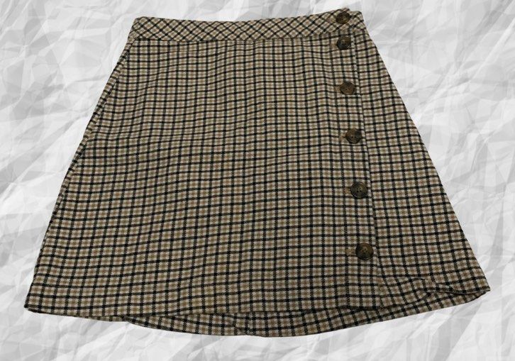 Plaid Button-Front (H&M) Skirt (Category: Skirts) located in Manila. Submitted by freemoon.1221 (Listing ID 1459889213, Image 1). Description: H&M Classic plaid design with a stylish button-front closure.