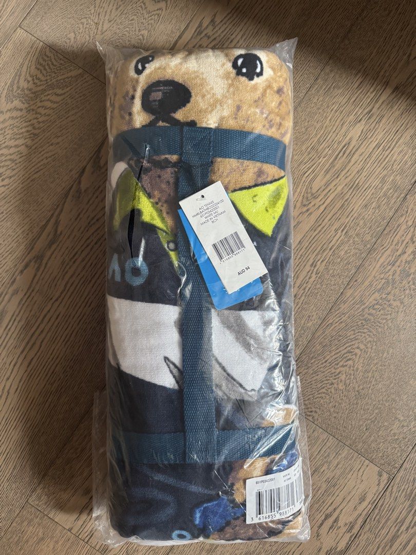 Polo Ralph Lauren AO Tennis Bear Towel + Pins + Bag （分類：床具浴巾）位於 Hong Kong。 由 gagaho 提交（商品編號 1463178267，圖片 2）。簡介： Selling a Polo Ralph Lauren AO Tennis collection set (2025). Includes a large beach towel with the iconic tennis bear design. Also comes with three collectible Polo bear pins in green, yellow, and blue. Plus, a biodegradable plastic drawstring bag. Great for tennis fans or collectors. Size: 180x99cm ***Brand New***。
