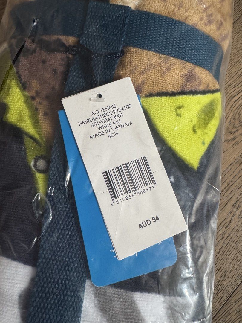 Polo Ralph Lauren AO Tennis Bear Towel + Pins + Bag （分類：床具浴巾）位於 Hong Kong。 由 gagaho 提交（商品編號 1463178267，圖片 3）。簡介： Selling a Polo Ralph Lauren AO Tennis collection set (2025). Includes a large beach towel with the iconic tennis bear design. Also comes with three collectible Polo bear pins in green, yellow, and blue. Plus, a biodegradable plastic drawstring bag. Great for tennis fans or collectors. Size: 180x99cm ***Brand New***。