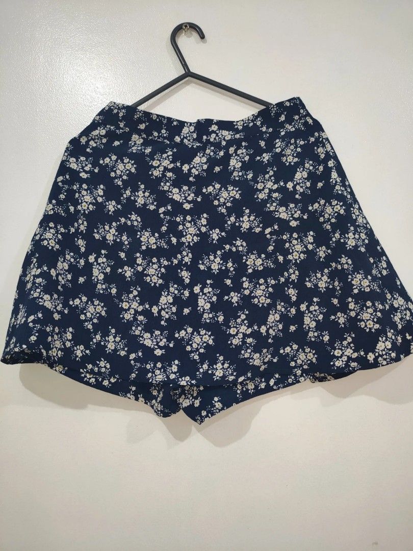 Pomelo Floral Skort (Category: Shorts) located in Quezon City. Submitted by maxsab (Listing ID 1463267109, Image 2). Description: - Floral Pomelo skort with blue and white pattern - With side zipper.
