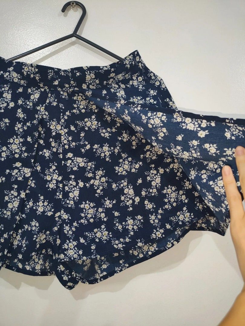 Pomelo Floral Skort (Category: Shorts) located in Quezon City. Submitted by maxsab (Listing ID 1463267109, Image 1). Description: - Floral Pomelo skort with blue and white pattern - With side zipper.