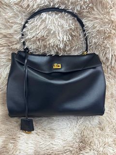 (Category: ) located in . Submitted by bagsandshoesmanymore (Listing ID 1463129381, Image 1). Description: .