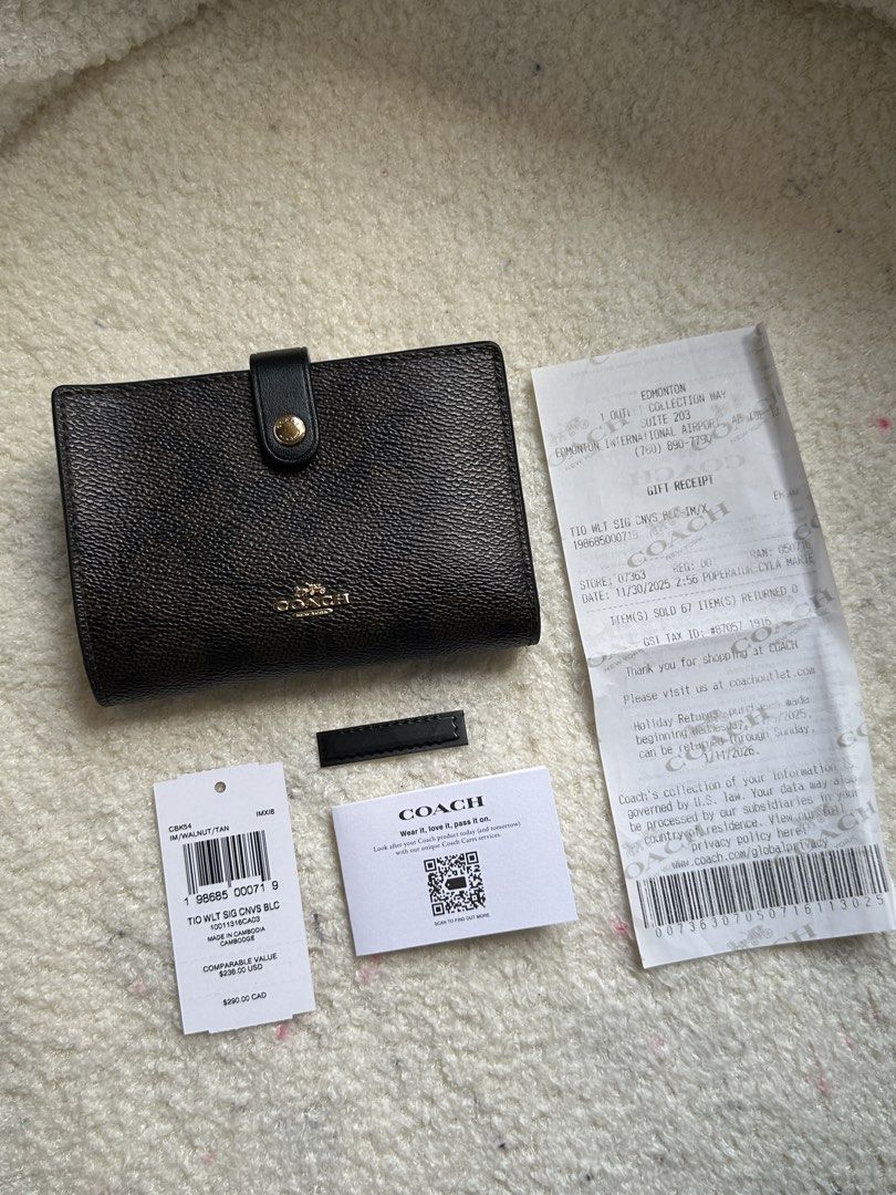 Preloved Coach Medium Wallet (Category: Wallets & Card holders) located in Manila. Submitted by babimnlnewacc (Listing ID 1463147825, Image 1). Description: Preloved Coach Wallet used a few times only :☺️ This is a new design from coach ✨ It is a 2 in 1, you can detach the middle compartment to be used as a card holder. comes with gift receipt and tag with care card 🏷️ ❌ No Return, No Exchange, No refund, if unsure pls do not buy, let us not was