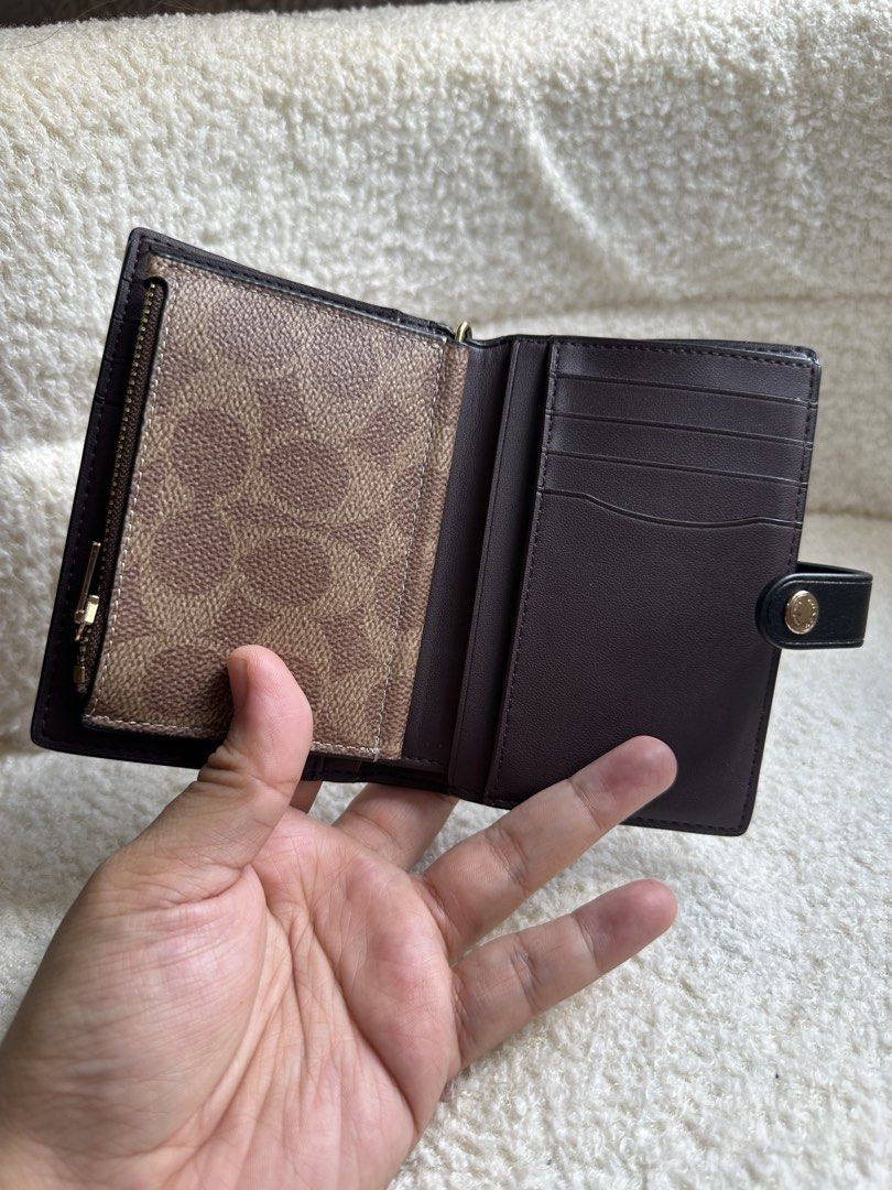 Preloved Coach Medium Wallet (Category: Wallets & Card holders) located in Manila. Submitted by babimnlnewacc (Listing ID 1463147825, Image 3). Description: Preloved Coach Wallet used a few times only :☺️ This is a new design from coach ✨ It is a 2 in 1, you can detach the middle compartment to be used as a card holder. comes with gift receipt and tag with care card 🏷️ ❌ No Return, No Exchange, No refund, if unsure pls do not buy, let us not was