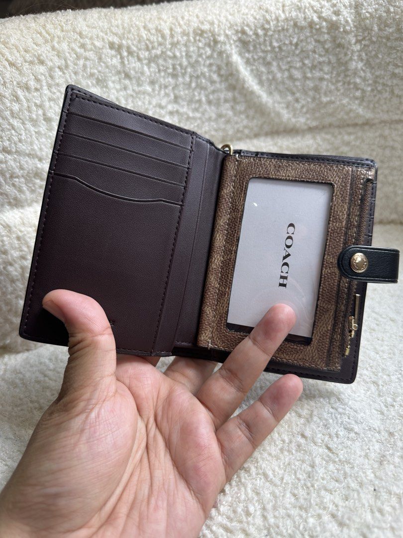 Preloved Coach Medium Wallet (Category: Wallets & Card holders) located in Manila. Submitted by babimnlnewacc (Listing ID 1463147825, Image 2). Description: Preloved Coach Wallet used a few times only :☺️ This is a new design from coach ✨ It is a 2 in 1, you can detach the middle compartment to be used as a card holder. comes with gift receipt and tag with care card 🏷️ ❌ No Return, No Exchange, No refund, if unsure pls do not buy, let us not was