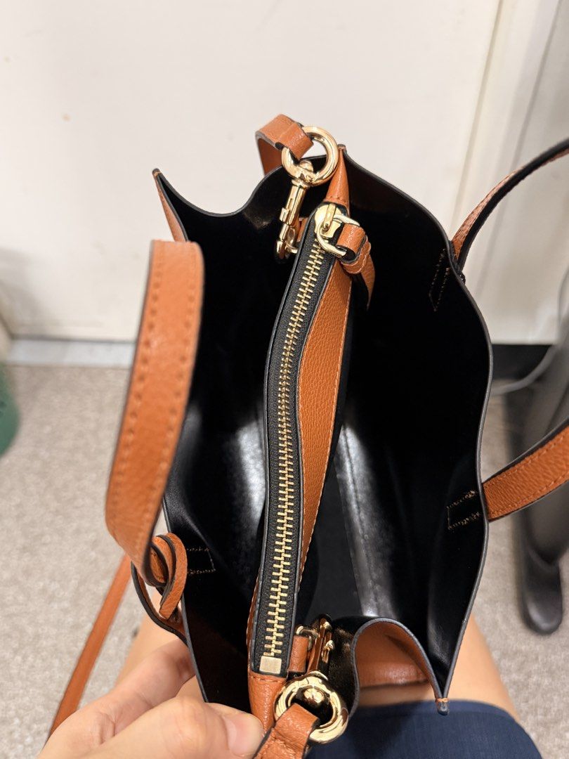 Preloved for sale (Category: Cross-body Bags) located in Cabanatuan. Submitted by closet-loop (Listing ID 1463197316, Image 3). Description: Marc Jacobs Mini Grind Leather -Guaranteed Original -Lightly used.