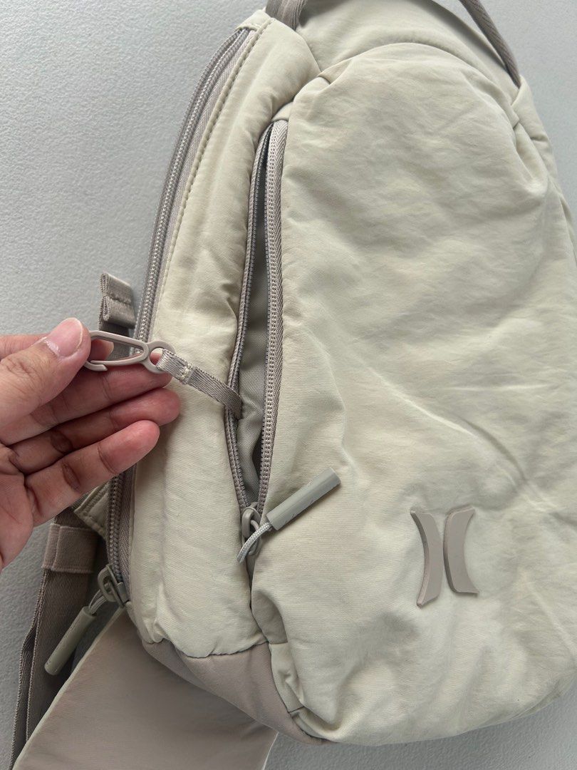 Preloved Hurley crossbody bag (Category: Cross-body Bags) located in Imus. Submitted by ms_hoarder (Listing ID 1463169538, Image 3). Description: .
