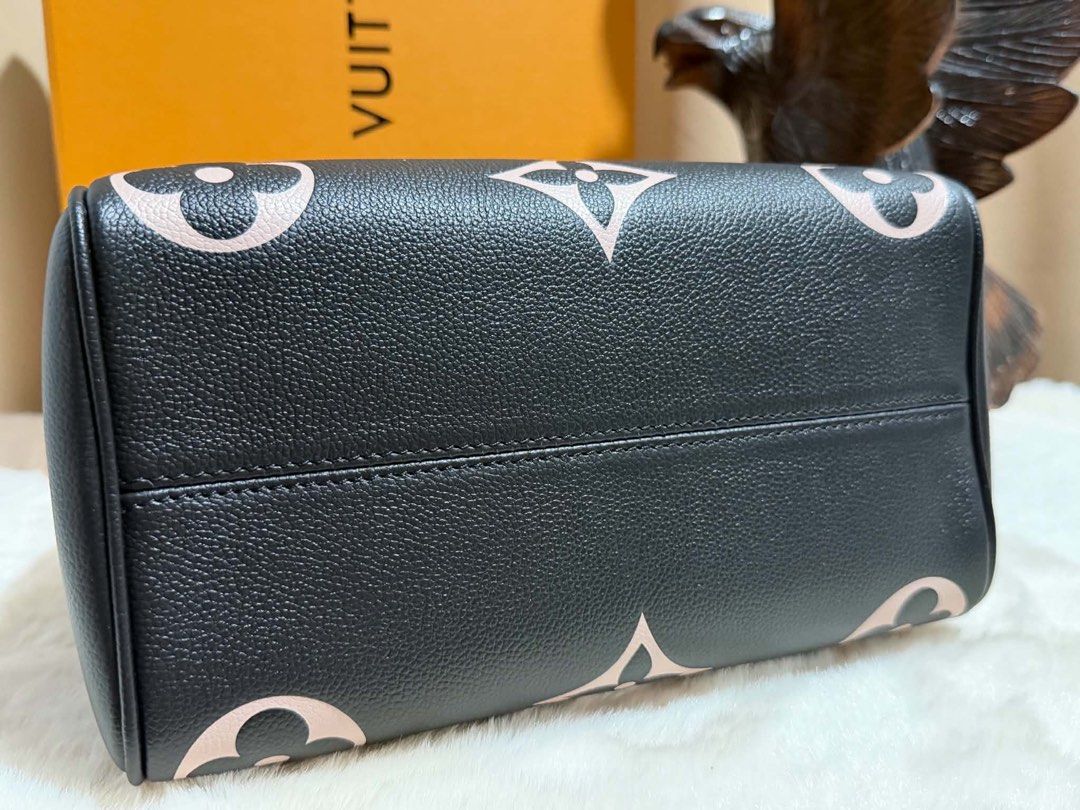 Preloved Lv Speedy 25 (Category: Luxury Bags & Wallets) located in Manila. Submitted by bagsandshoesmanymore (Listing ID 1463271570, Image 3). Description: Preloved Lv Speedy Bicolor Size 25cm Cowhide leather trim Tourterelle Black / White Microfiber lining Gold tone hardware Double zipper closure with padlock and keys What you see is what you get Removable/ Adjustable strap Made in France Microchip scannable serial Please read before you order �