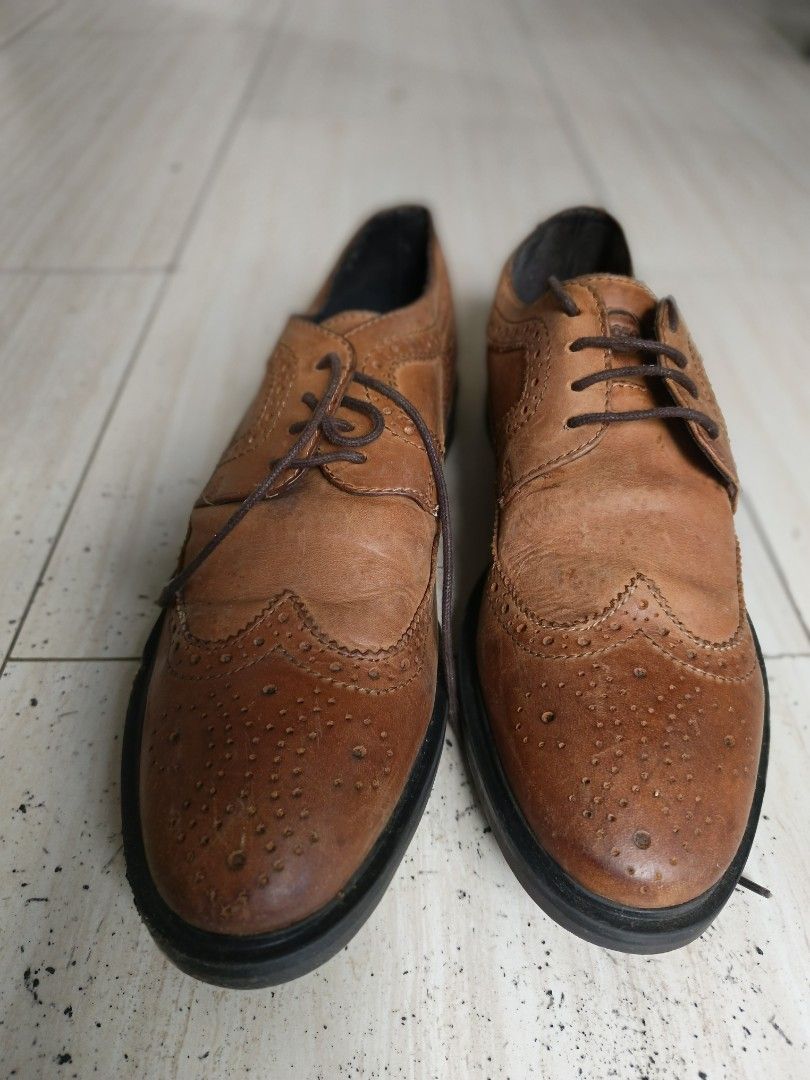 PRELOVED MEN'S LEATHER BROGUE SHOES (Category: Casual Shoes) located in Marikina City. Submitted by amari.stylesph (Listing ID 1463324836, Image 1). Description: 👞 PRELOVED MEN'S LEATHER BROGUE SHOES Classic brown leather brogue shoes — perfect for office wear, formal occasions, or smart casual outfits! DM to inquire size ✨ Stylish wingtip brogue detailing ✨ Genuine leather appearance ✨ Lace-up design ✨ Classic brown finish 💰 LAST PRICE: ₱1,000